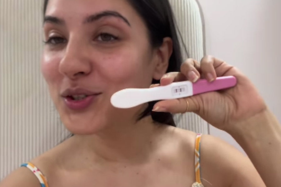 ‘প্রেগন্যান্সি কিট’ হাতে পুজা।