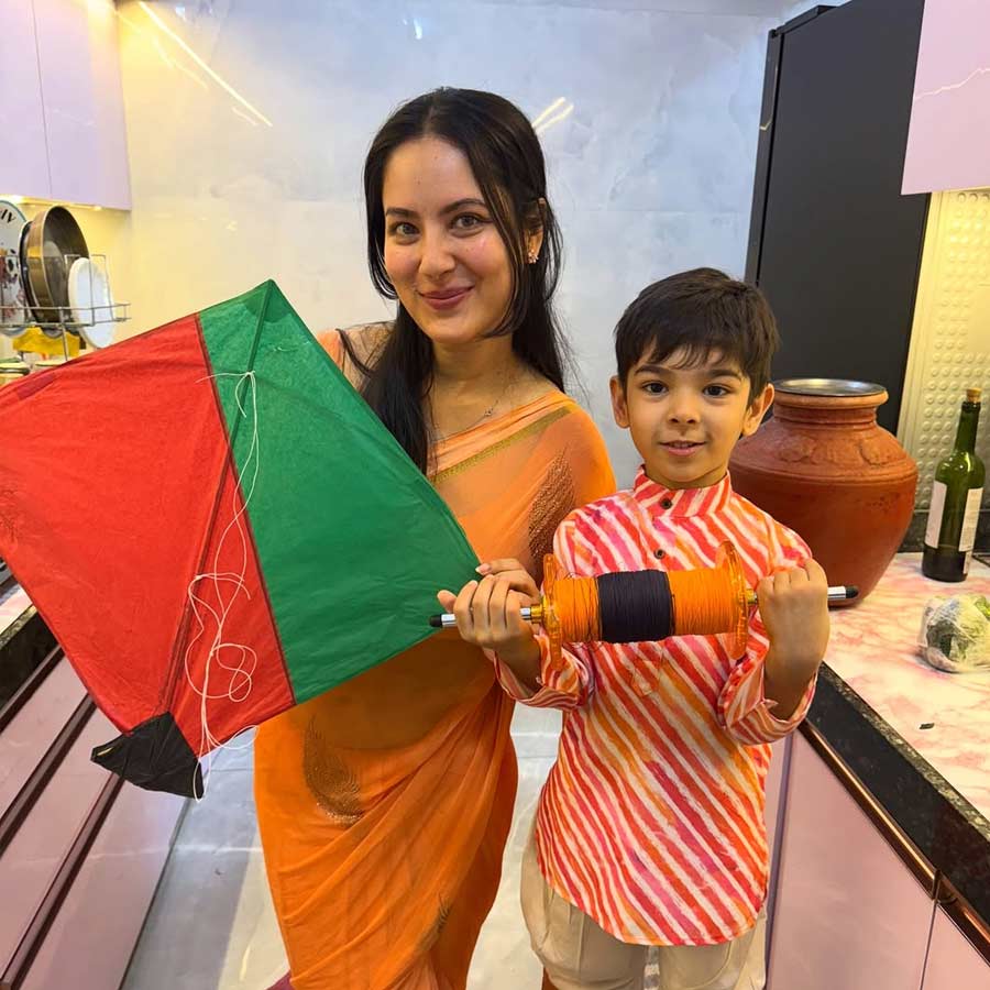 ছেলে কৃষিভের সঙ্গে পুজা।