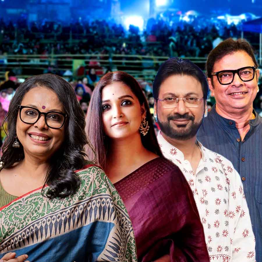 (বাঁ দিক থেকে) লোপামুদ্রা মিত্র, সোমলতা আচার্য চৌধুরী, মনোময় ভট্টাচার্য, সুরজিৎ চট্টোপাধ্যায়।