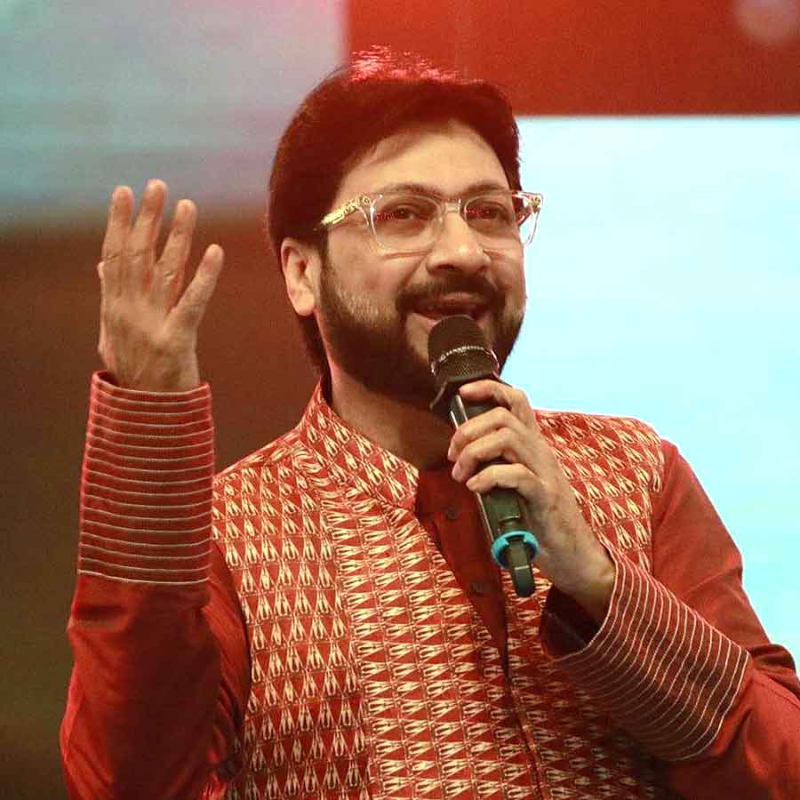 মঞ্চে মনোময় ভট্টাচার্য।