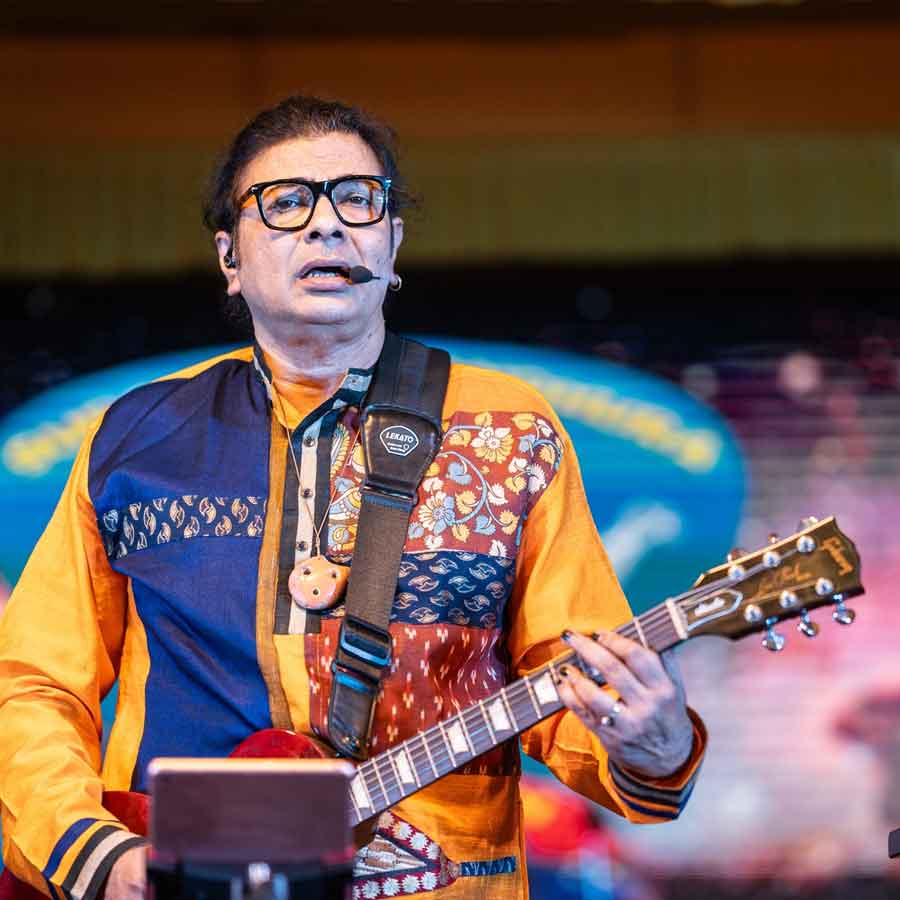 ‘সুরজিৎ ও বন্ধুরা’ র অনুষ্ঠানের ফাঁকে সুরজিৎ চট্টোপাধ্যায়।