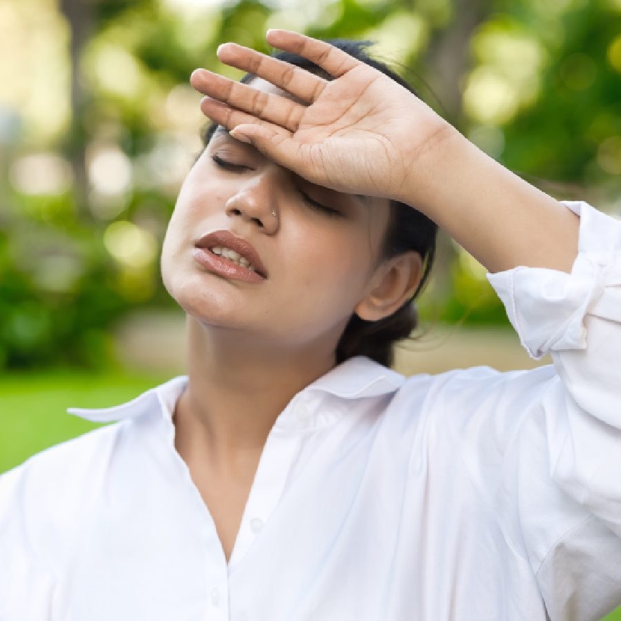 শরীরে জলের ঘাটতি হচ্ছে বুঝে নিন সহজ পরীক্ষায়।