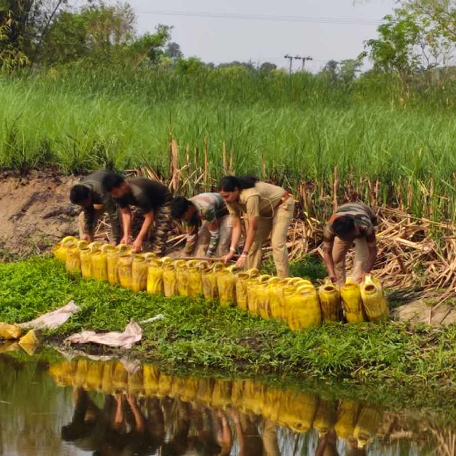 নষ্ট করা হচ্ছে বেআইনি মদ।