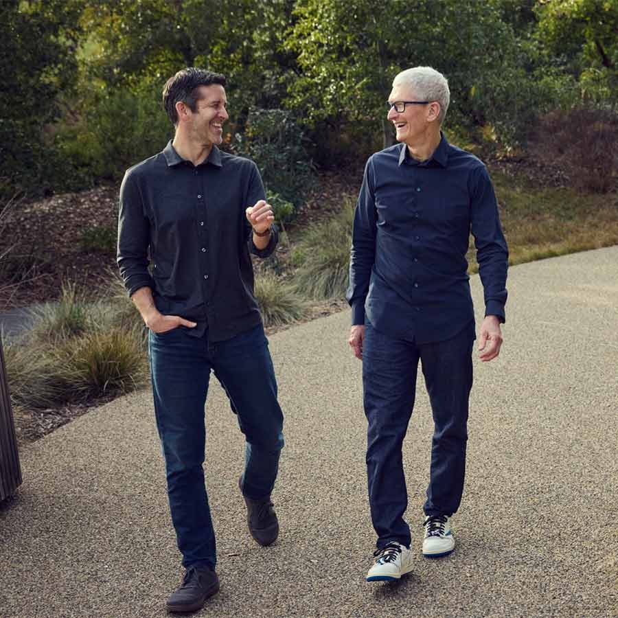 (বাঁ দিক থেকে) সেপ্টেম্বর থেকে সিইও পদে এসে সংস্থার দৈনন্দিন কাজ সামলাবেন জন টার্নাস। টিম কুক থাকবেন তাদের এগ্জ়িকিউটিভ চেয়ারম্যান হিসেবে।