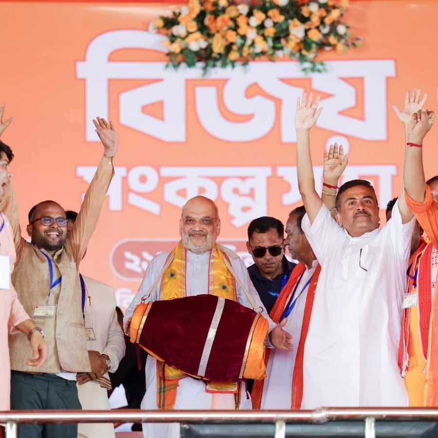 চণ্ডীপুরে ‘বিজয় সঙ্কল্প সভা’য় কেন্দ্রীয় স্বরাষ্ট্রমন্ত্রী অমিত শাহ। পাশে বিরোধী দলনেতা শুভেন্দু অধিকারী।