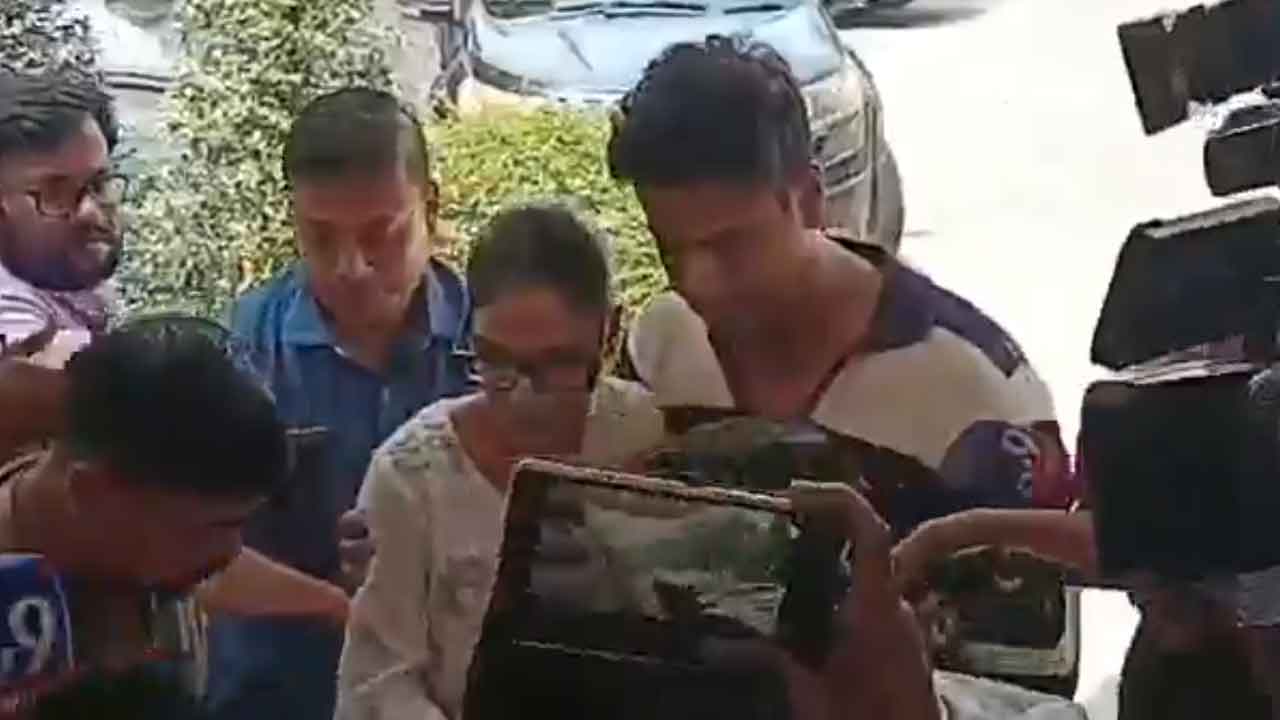 কলকাতায় ইডির দফতরে প্রবেশ করছেন নুসরত জাহান। সঙ্গে রয়েছেন যশ দাশগুপ্ত।