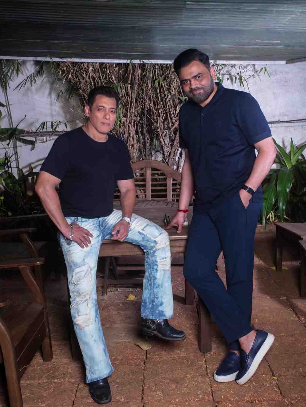 কানাঘুষো শোনা যাচ্ছে, সলমন তাঁর কেরিয়ারে অজস্র অ্যাকশন ঘরানার ছবিতে অভিনয় করেছেন ঠিকই। কিন্তু আগামী বছরে মুক্তিপ্রাপ্ত ‘দিল দিমাগ জিগর সে’ ছবিটি তাঁর কেরিয়ারে অন্য মাত্রা যোগ করবে। ছবিটি বক্সঅফিসেও যে ভাল ফল করবে তা নিয়ে আশাবাদী অনেকেই।