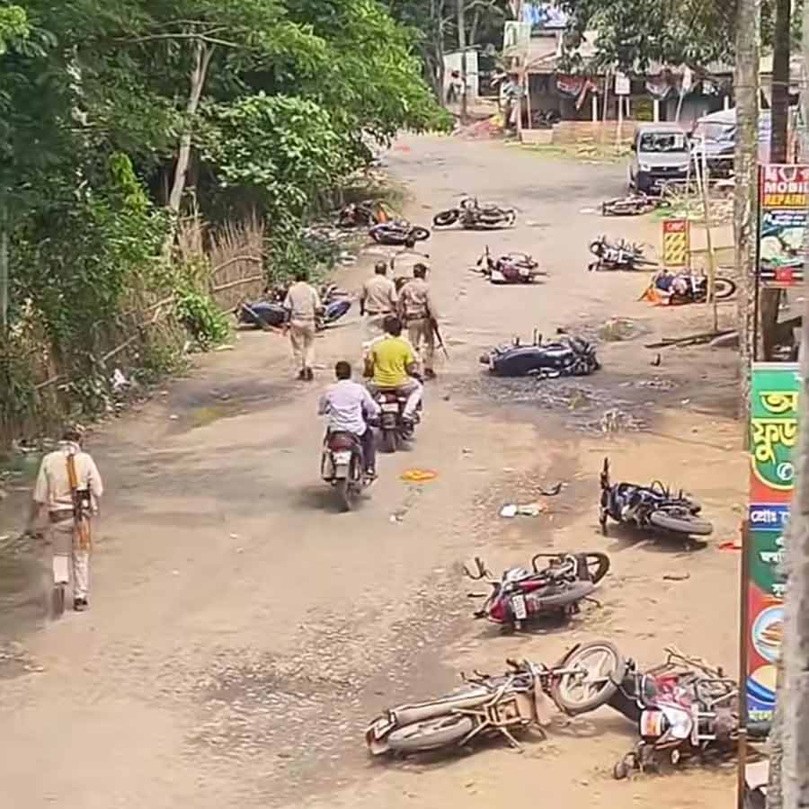 তৃণমূল-বিজেপির সংঘর্ষের পর দাঁতনের সেই রাস্তা।