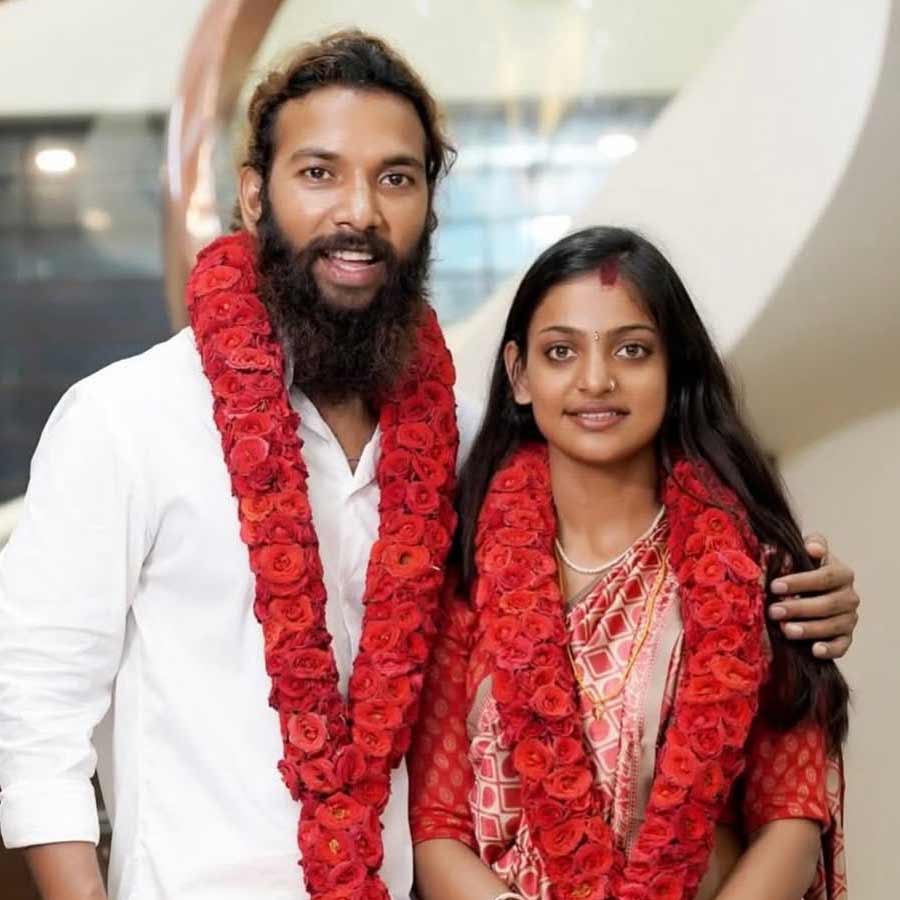 (বাঁ দিকে) ফরমান খান, (ডান ডিকে) মোনালিসা ভোসলে।