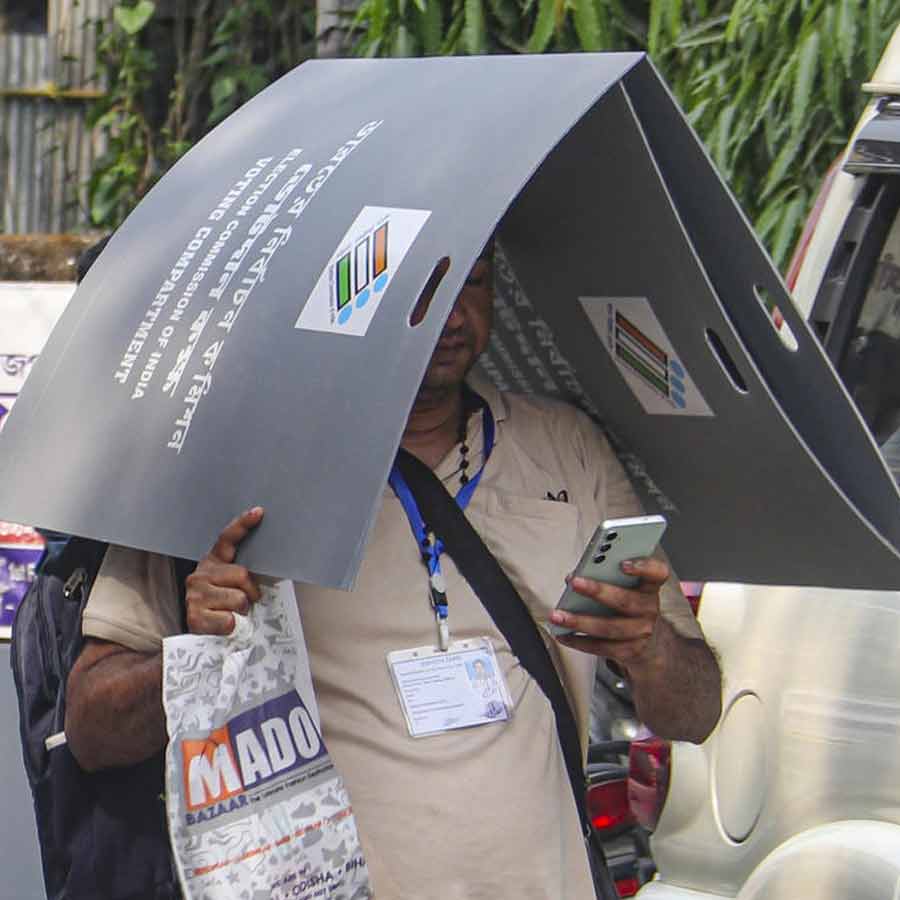 ভোটকেন্দ্রের দিকে রওনা এক ভোটকর্মীর। বুধবার বালুরঘাটে।