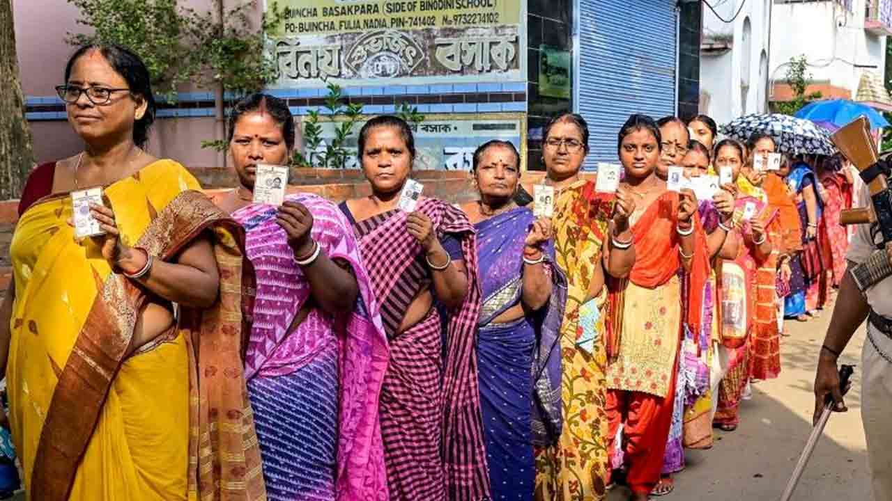 কারা প্রবেশ করতে পারবেন বুথে, সেই নিয়ে নির্দেশিকা দিল কমিশন।