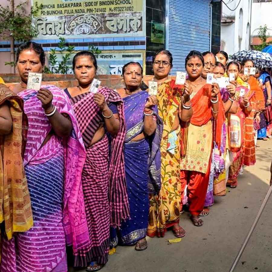কারা প্রবেশ করতে পারবেন বুথে, সেই নিয়ে নির্দেশিকা দিল কমিশন।
