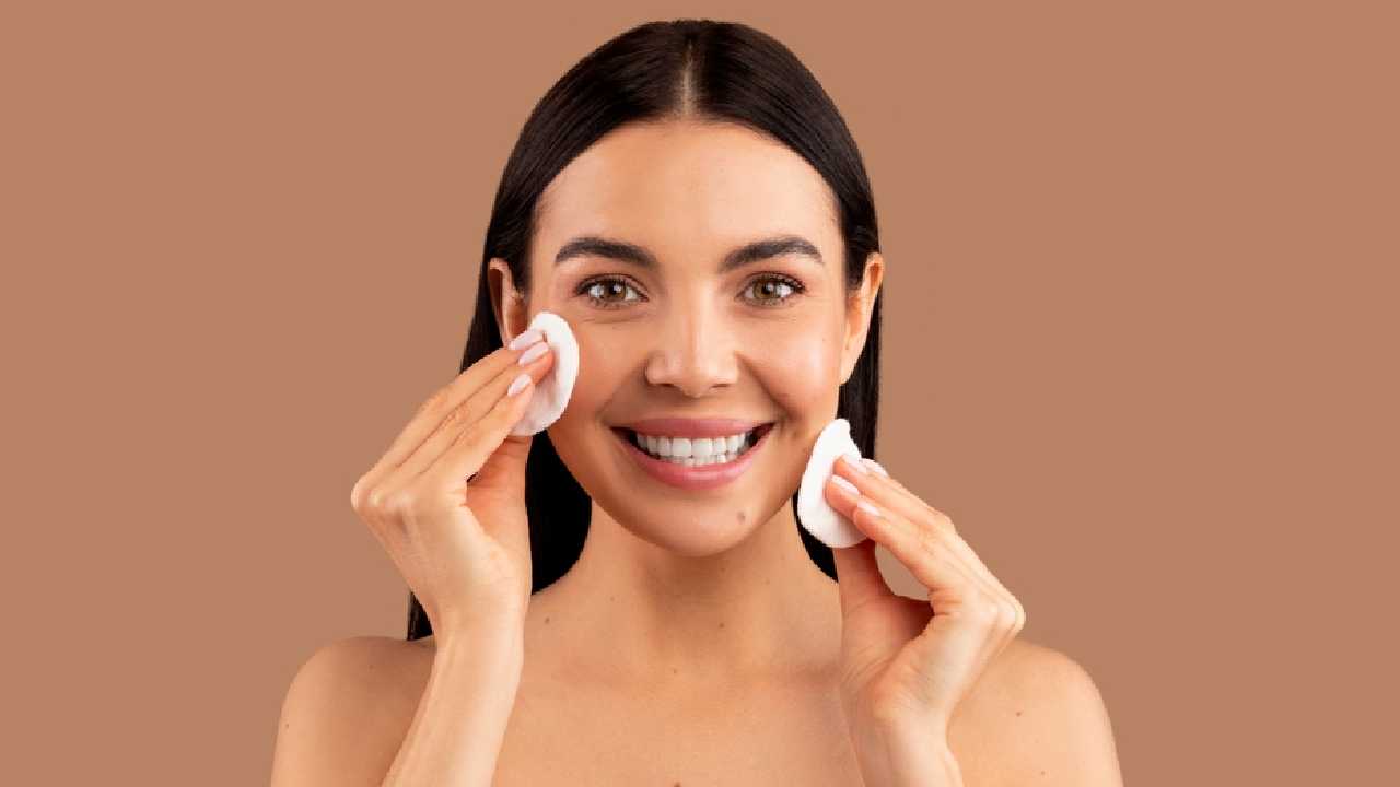 ব্রণ থাকলে কি টোনার ব্যবহার করবেন?