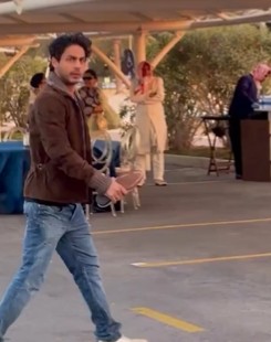 জুতো হাতে আরিয়ান। 