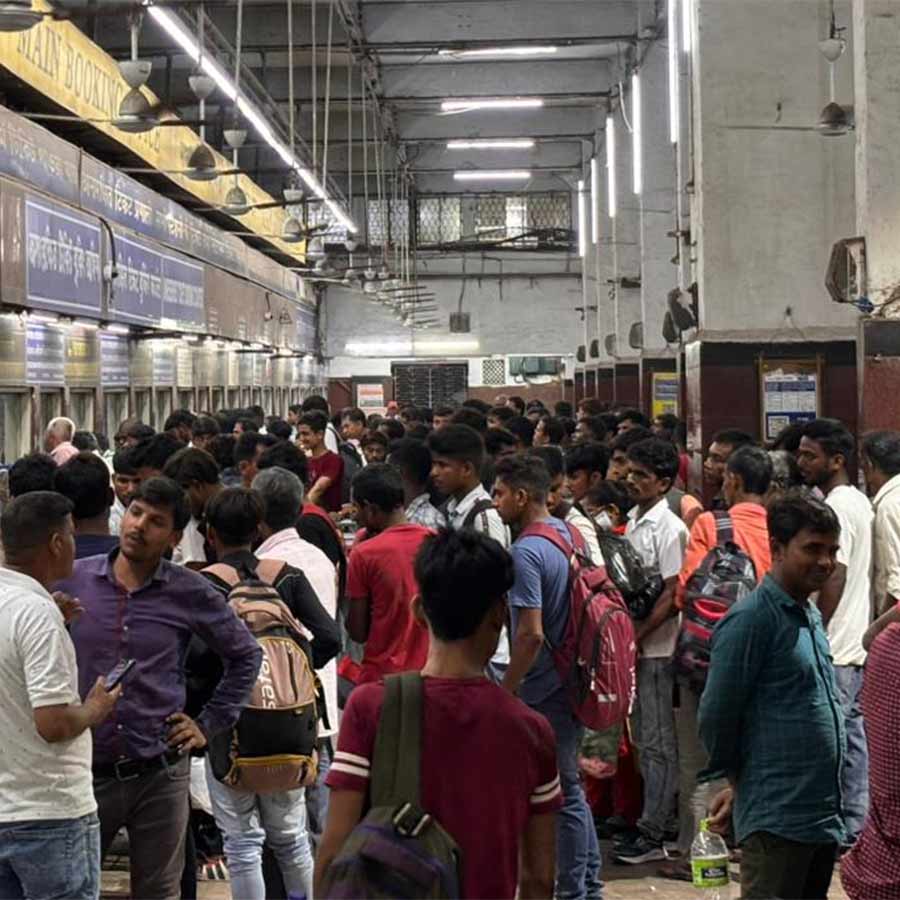 বুধবার হাওড়া স্টেশনে।