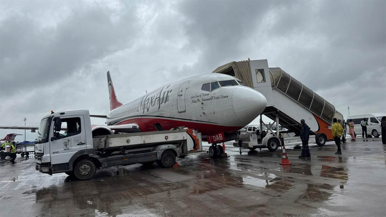 জ্বালানি ভরার জন্য অপেক্ষায় বিমান।