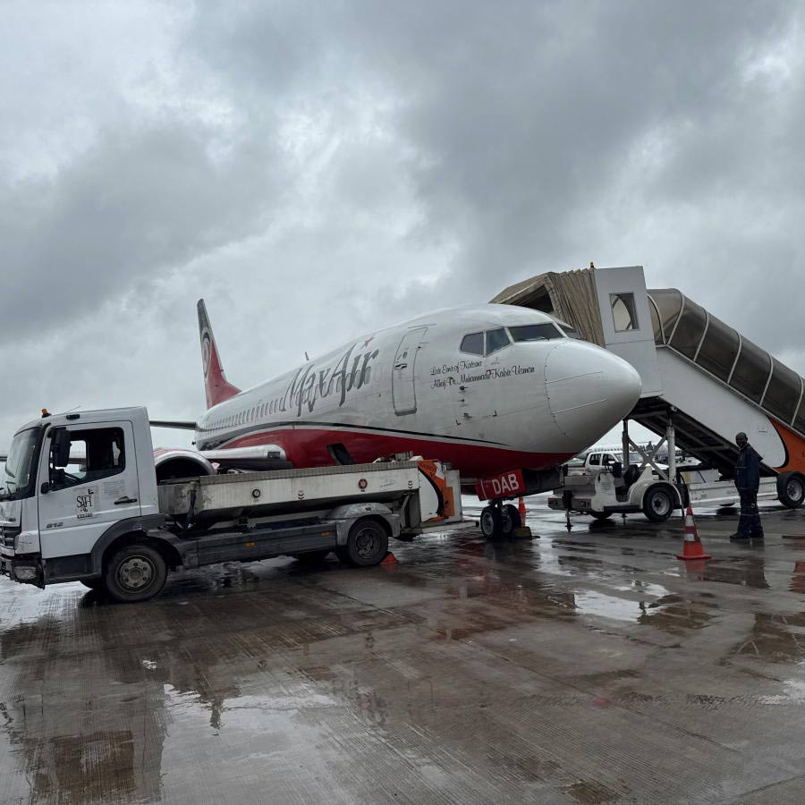 জ্বালানি ভরার জন্য অপেক্ষায় বিমান।