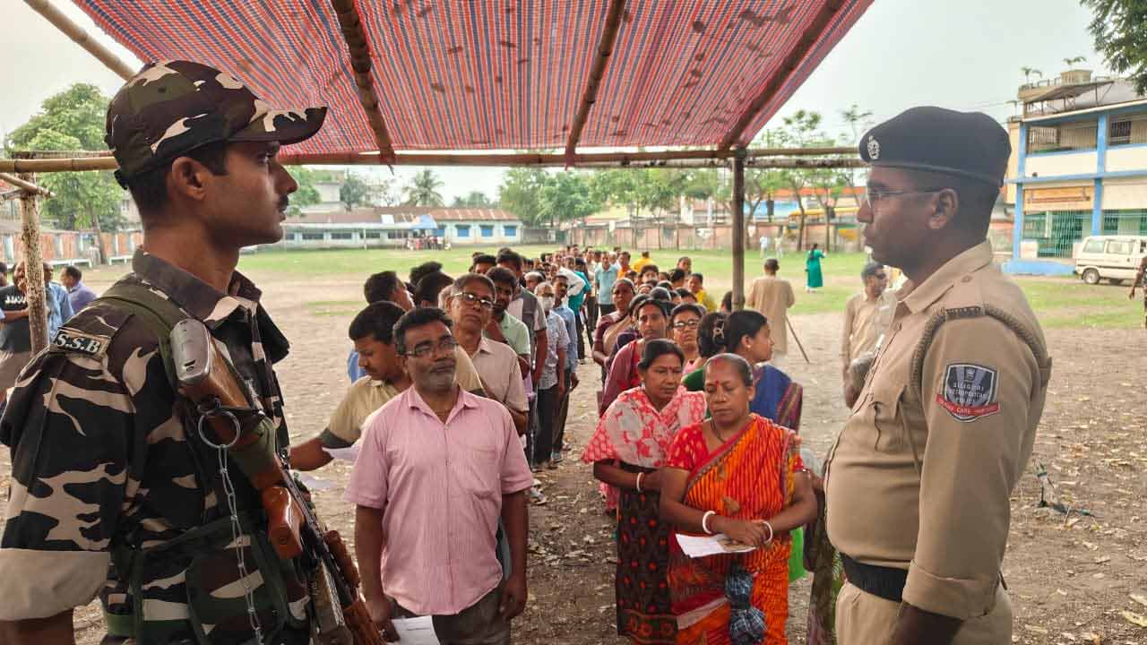 জলপাইগুড়ির জয়কান্ত স্টেট প্ল্যান প্রাথমিক স্কুলের বুথে ভোটারদের লাইন।
