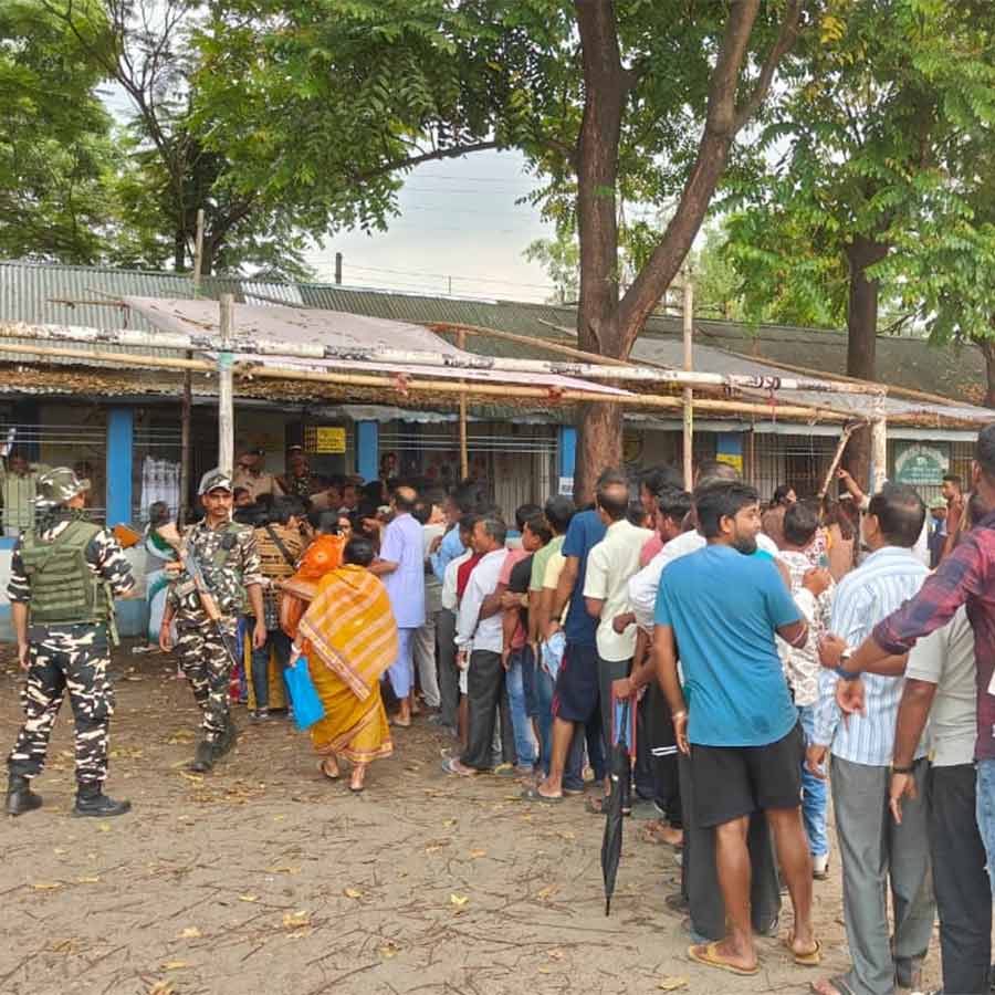 বৃহস্পতিবার সকালে জলপাইগুড়ির জয়কান্ত স্টেট প্ল্যান প্রাথমিক স্কুলের বুথে ভোটারদের লাইন।