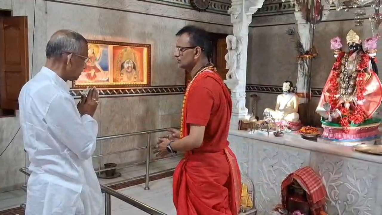 বৃহস্পতিবার ভোরে শিলিগুড়ির আনন্দময়ী কালীমন্দিরে গৌতম দেব।