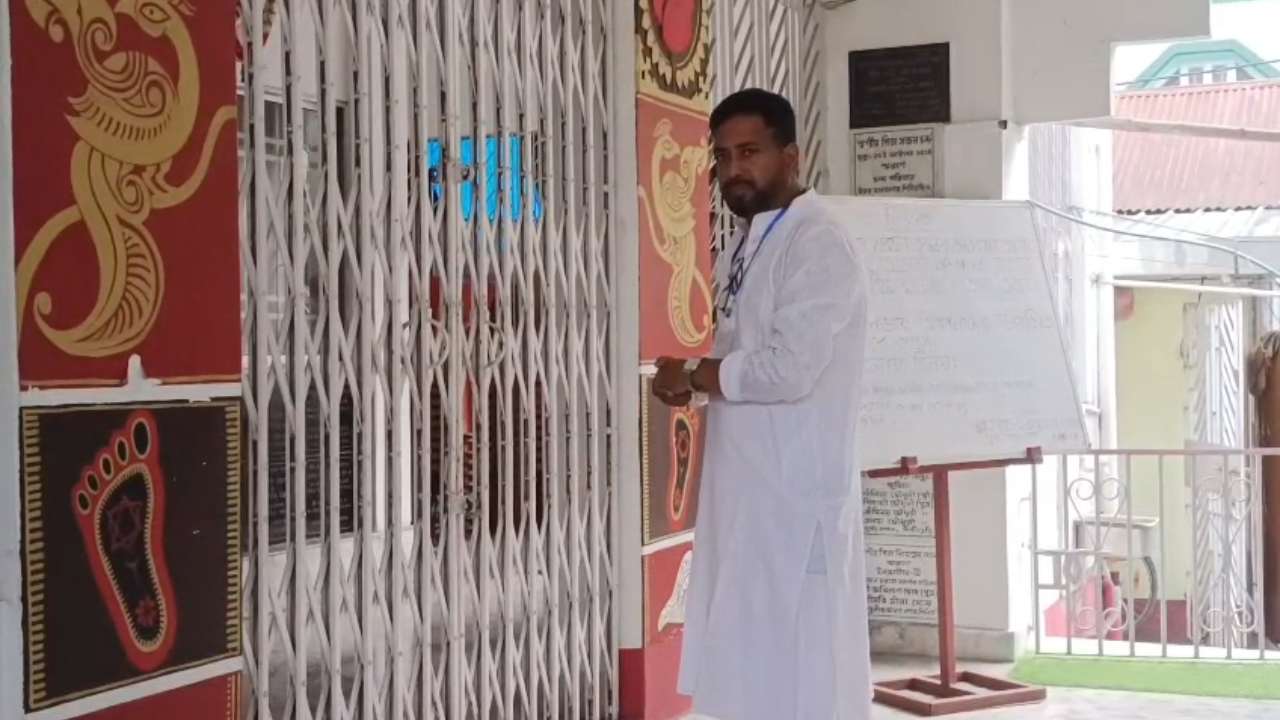 ভোট শুরুর আগে পুজো দিলেন শিলিগুড়ির বিজেপি প্রার্থী শঙ্কর ঘোষ।