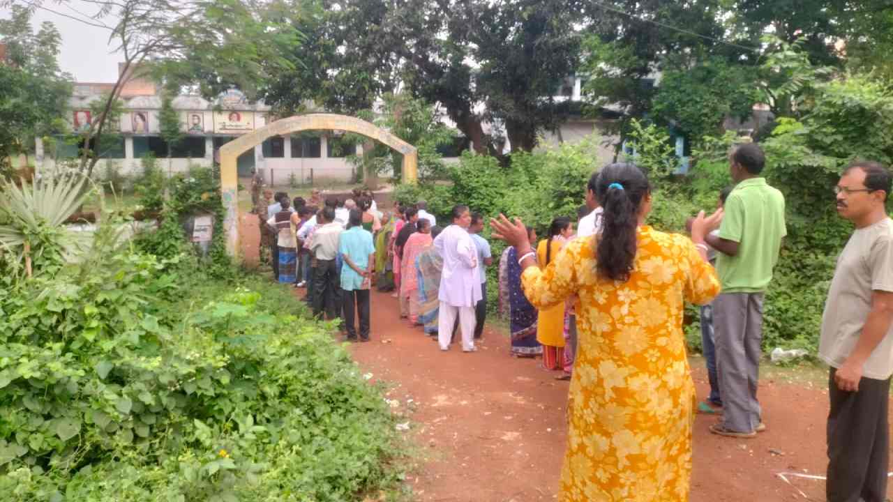 খড়্গপুর গ্রামীণে মাতকাতপুর বুথের বাইরে ভোটারদের লাইন।