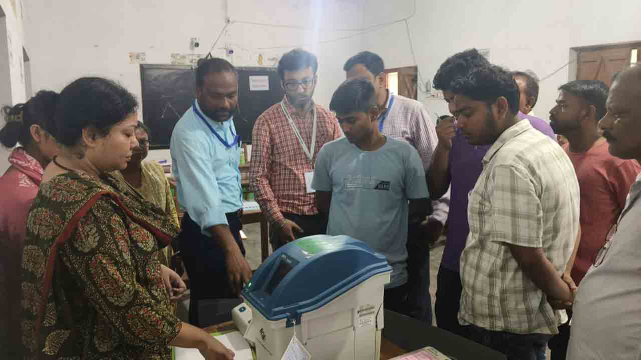 মুর্শিদাবাদ জেলার রানীনগর বিধানসভা কেন্দ্রের এক বুথে মক পোল।