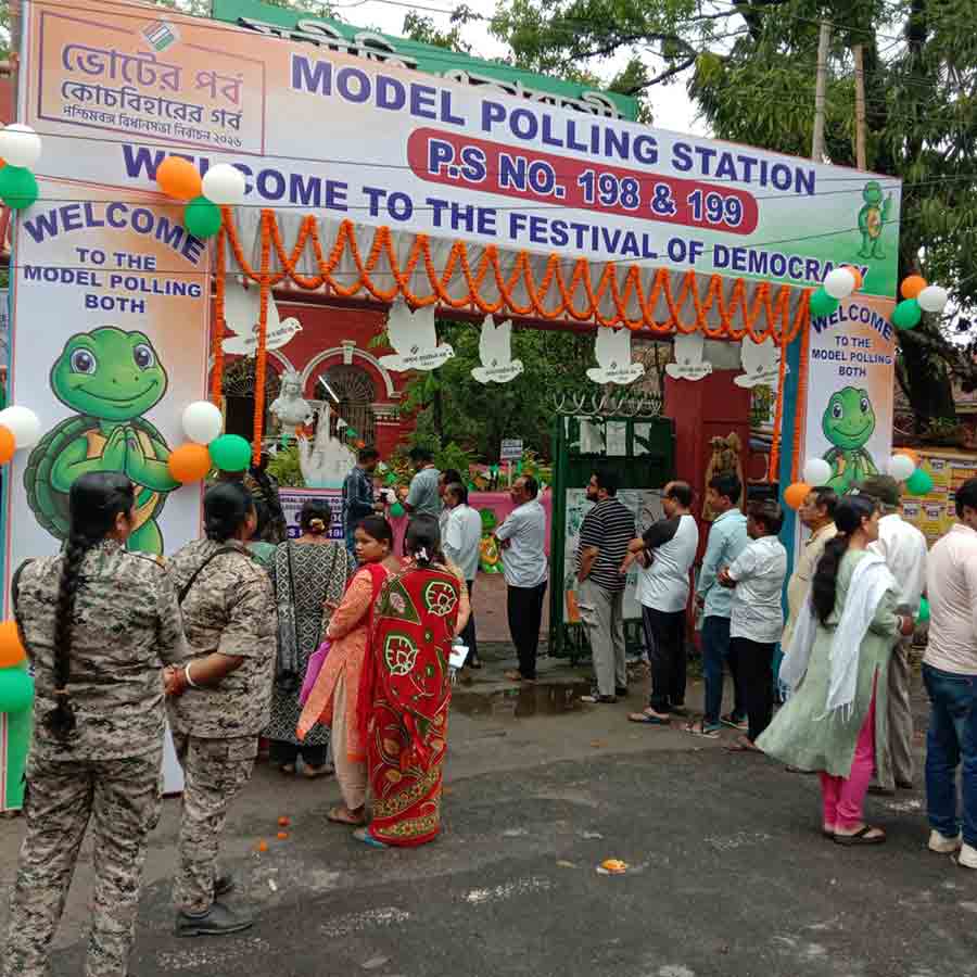 বৃহস্পতিবার সকালে কোচবিহারের সুনীতি একাডেমি হাই স্কুলের বুথে ভোটারদের লাইন।
