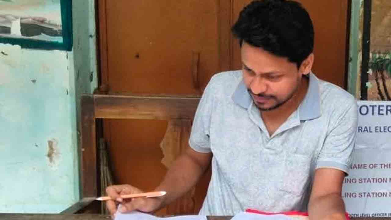 ভোটের ডিউটিতে বিএলও মাহমাদুল হাসান। 