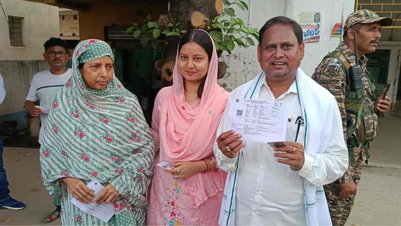 ভোট দিলেন হুমায়ুন কবীর।