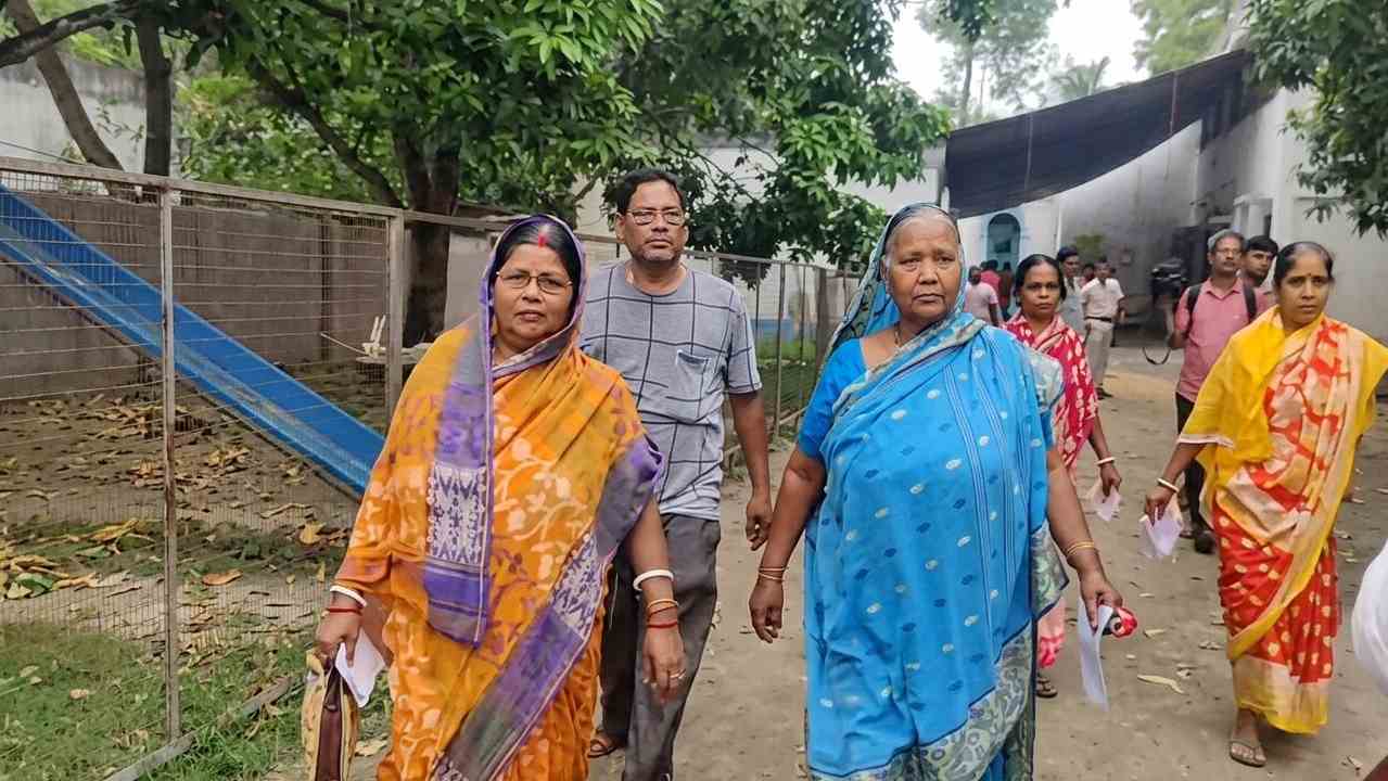 ভোট দিলেন হরগোবিন্দ দাস এবং চন্দন দাসের পরিবারের সদস্যেরা।