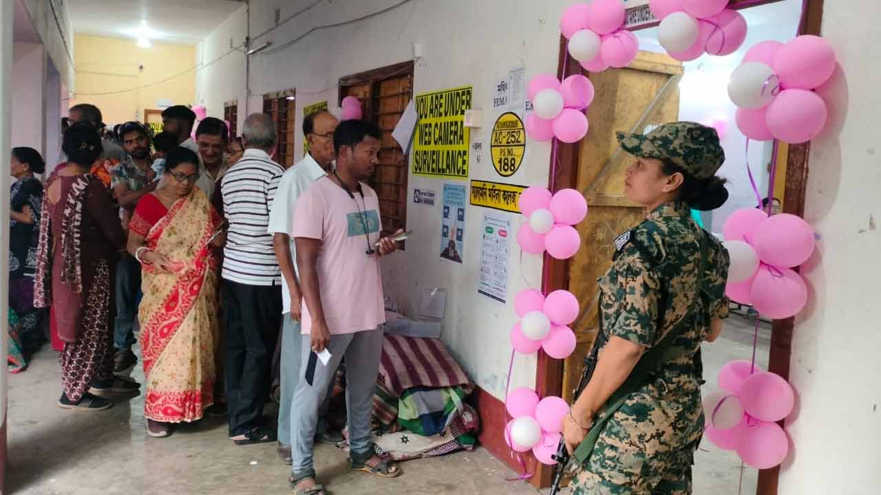 বৃহস্পতিবার সকালে বাঁকুড়ার সারদামনি মহিলা কলেজের বুথে ভোটারদের লাইন।