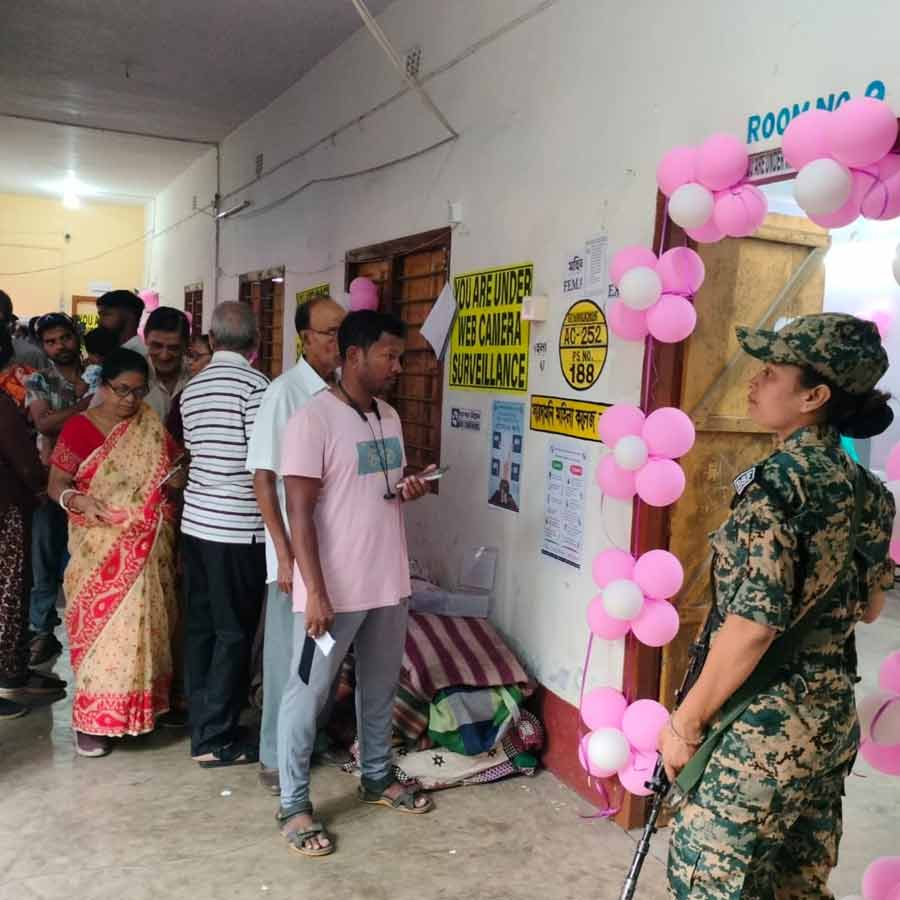 বৃহস্পতিবার সকালে বাঁকুড়ার সারদামনি মহিলা কলেজের বুথে ভোটারদের লাইন।