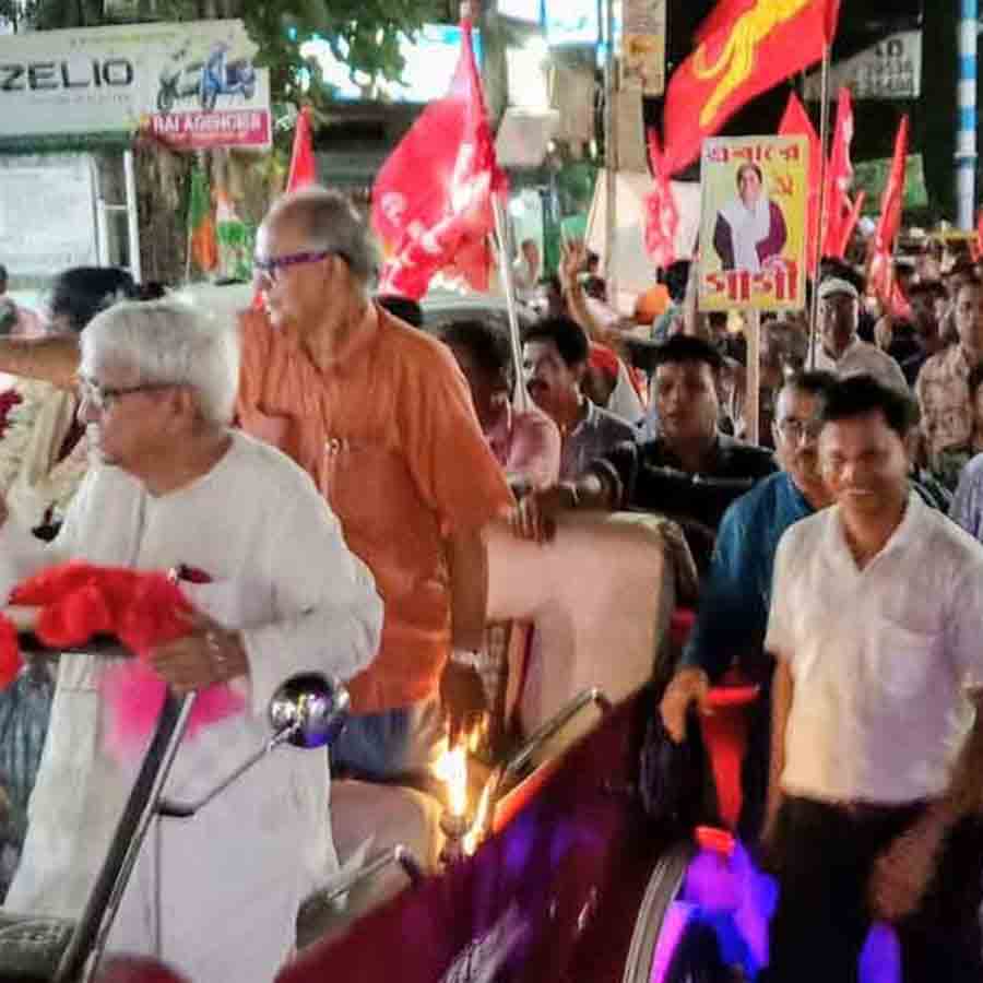 নোয়াপাড়ায় মিছিলে বামফ্রন্টের চেয়ারম্যান বিমান বসু।