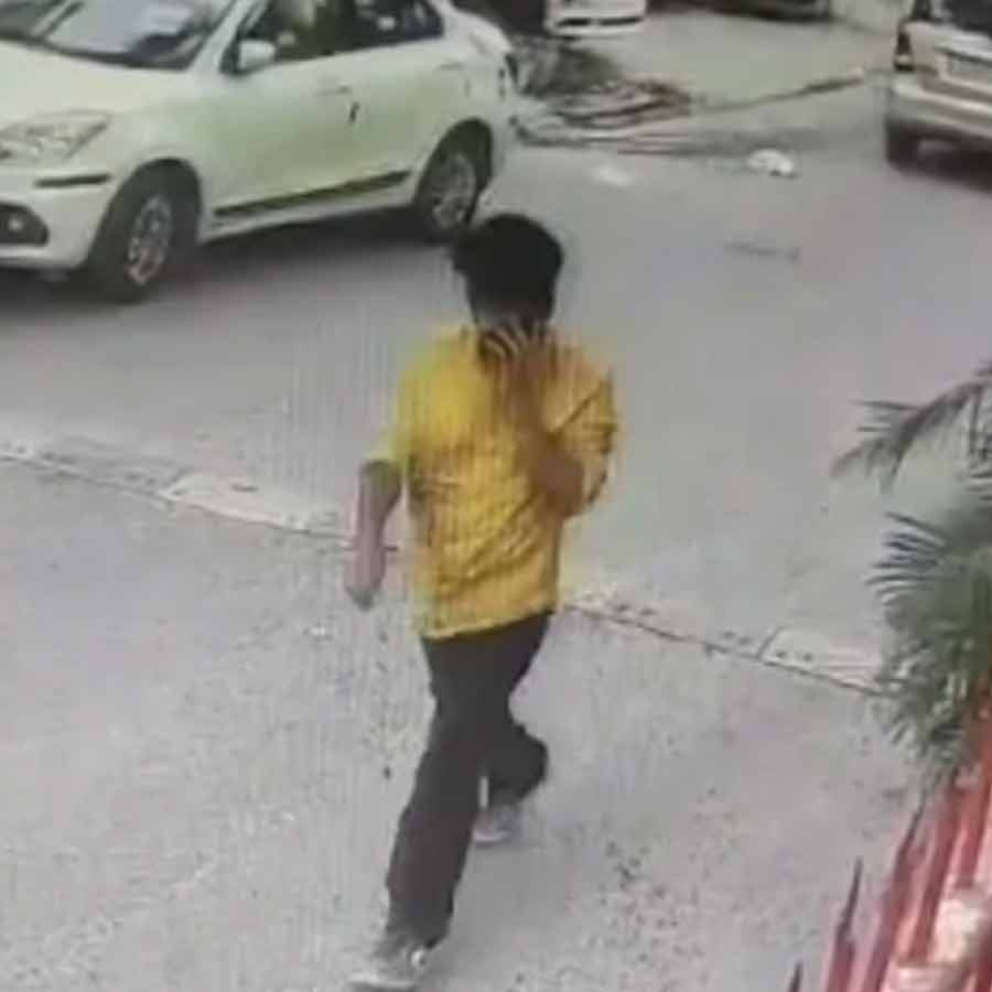 সিসিটিভি ফুটেজে ধরা পড়েছেন অভিযুক্ত পরিচারক (হলুদ শার্ট পরা)। ছবি: সংগৃহীত।