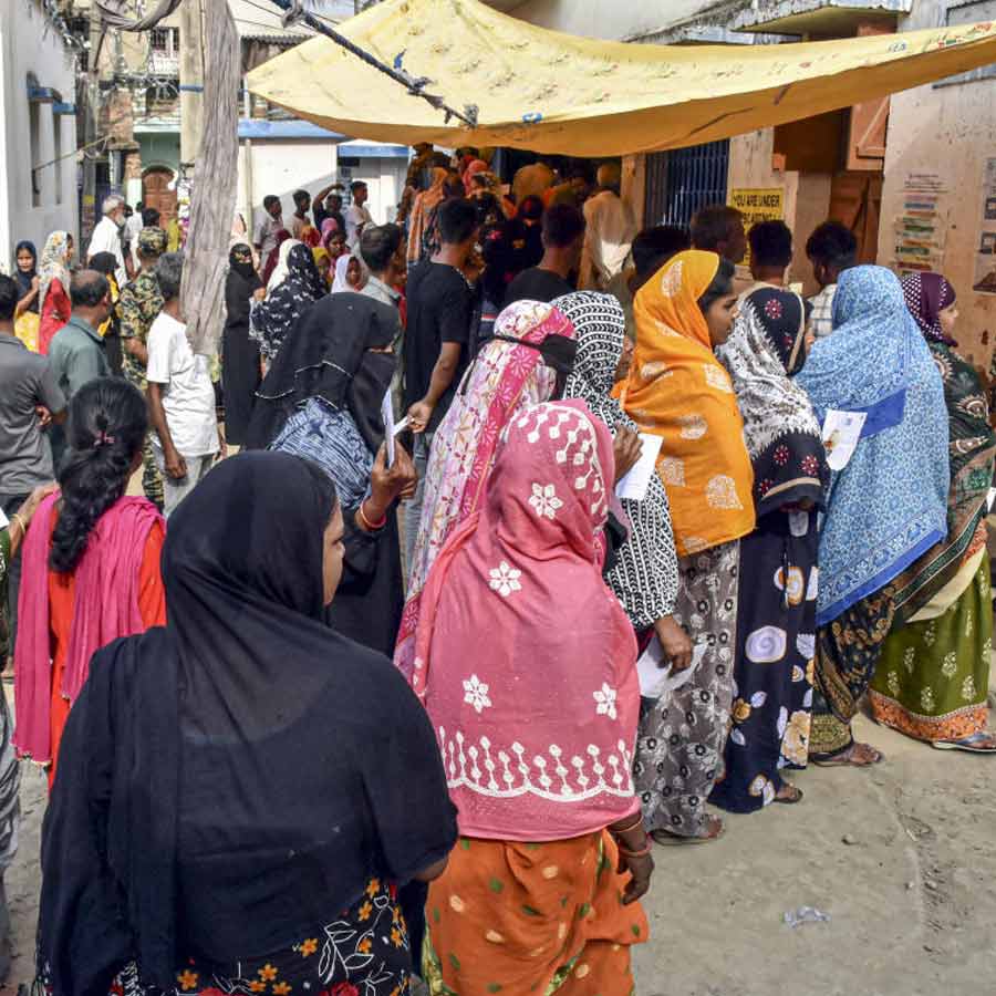 মুর্শিদাবাদের বড়ঞার বুথে ভোট কারচুপির অভিযোগ। ছবি: পিটিআই।