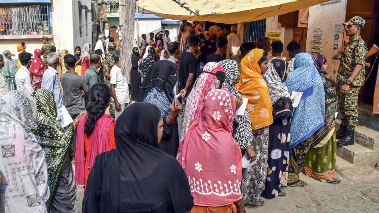 মুর্শিদাবাদের বড়ঞার বুথে ভোট কারচুপির অভিযোগ। ছবি: পিটিআই।