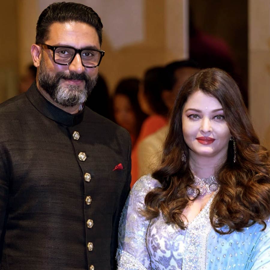 (বাঁ দিকে) অভিষেক বচ্চন, (ডান ডিকে) ঐশ্বর্য়া রাই বচ্চন।