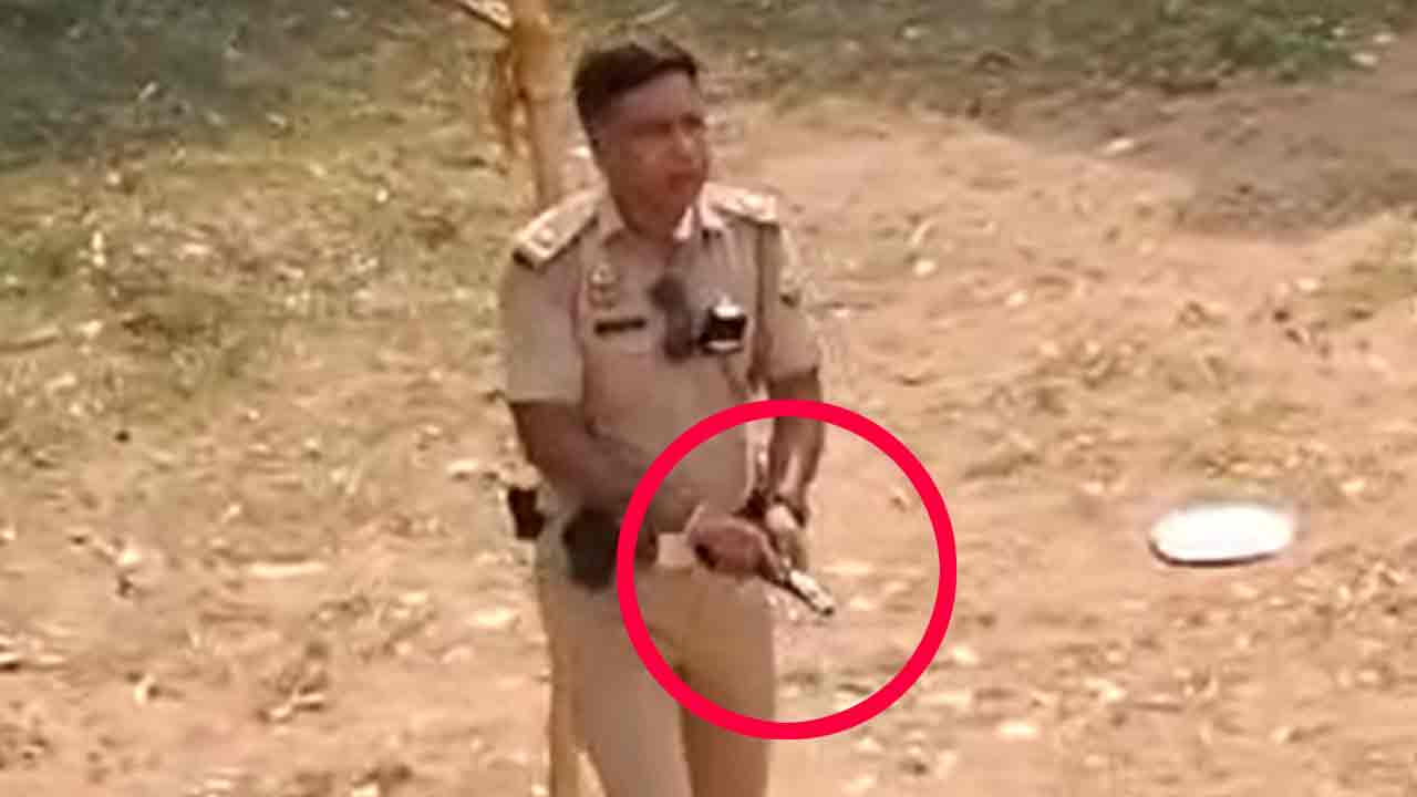 বীরভূমের খয়রাশোলে উত্তেজনার সময়ে পিস্তল হাতে পুলিশকর্মী।