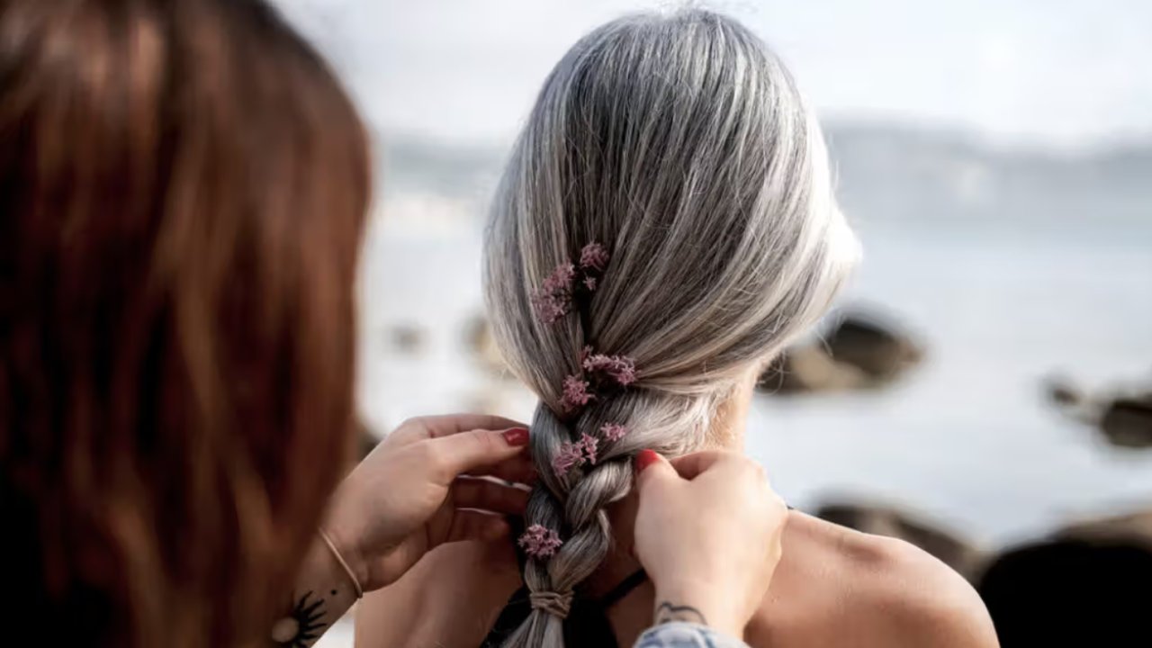 পাকা চুল কমানোর জন্য কী ব্যবহার করবেন?