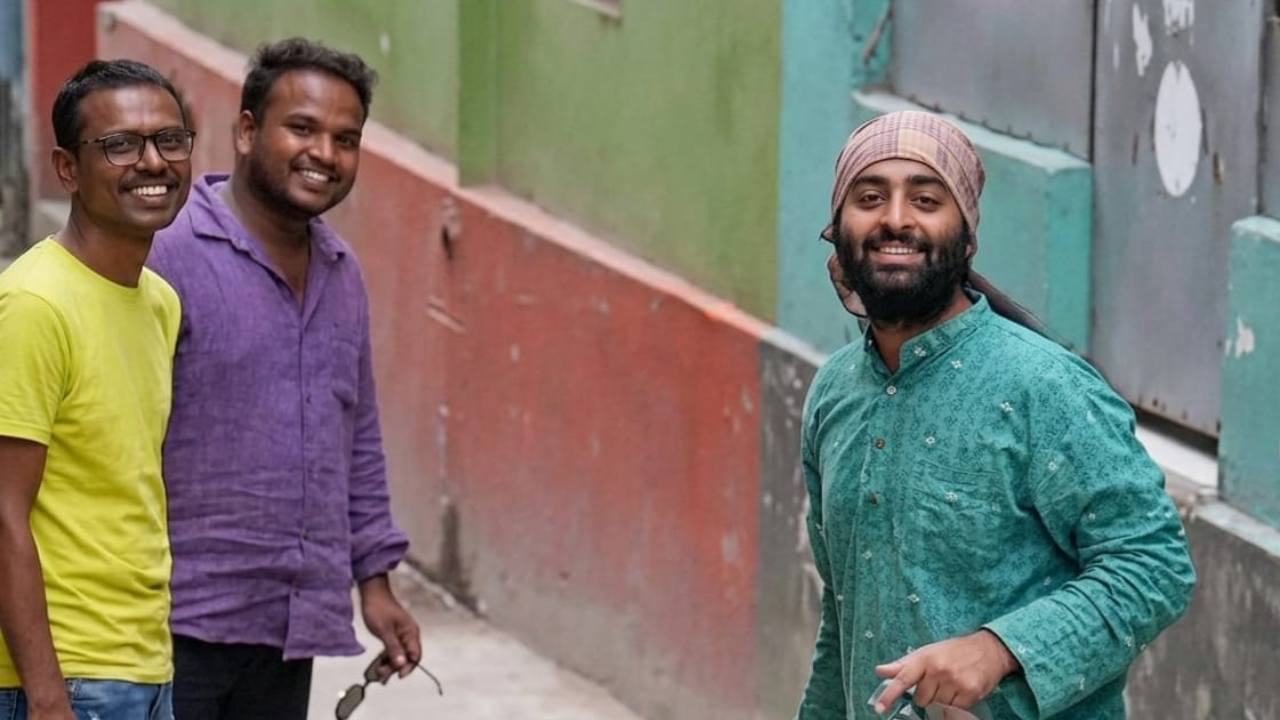 ভোট দিলেন সঙ্গীতশিল্পী অরিজিৎ সিংহ।