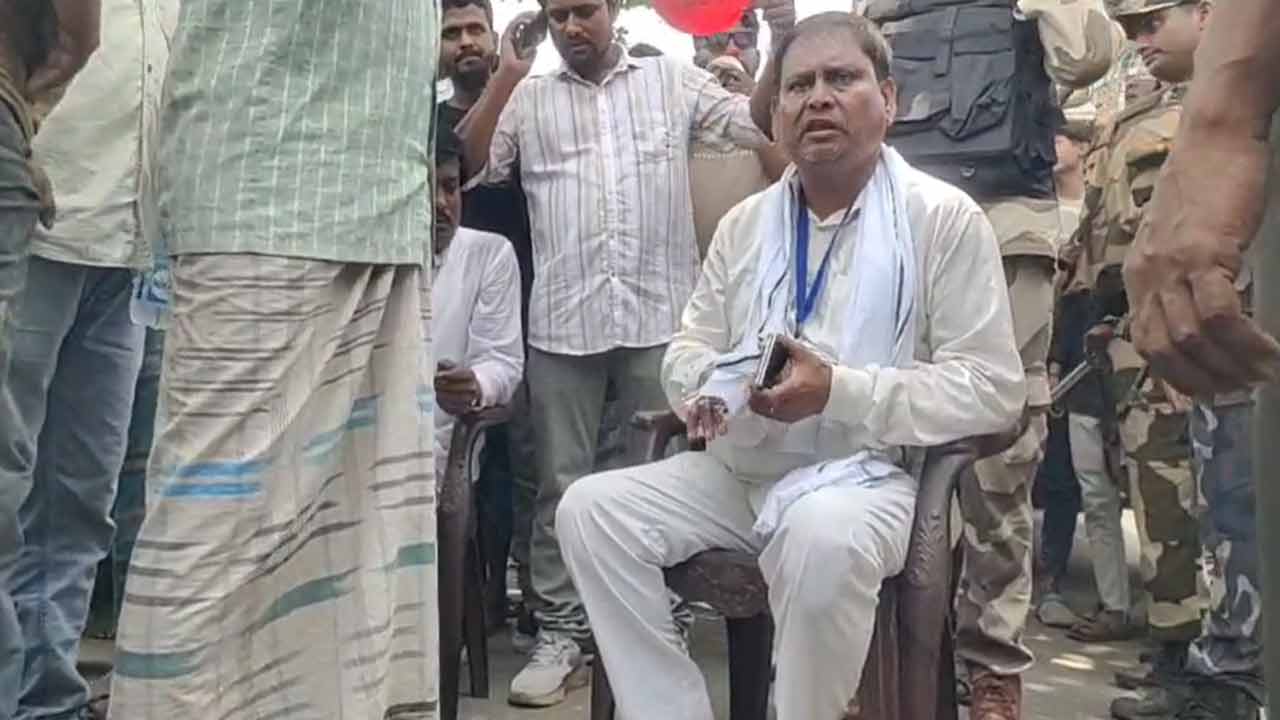 রাস্তায় বসে হুমায়ুন কবীর।