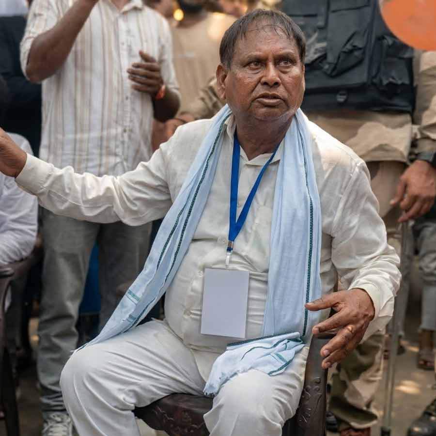 রাস্তায় বসে হুমায়ুন কবীর।