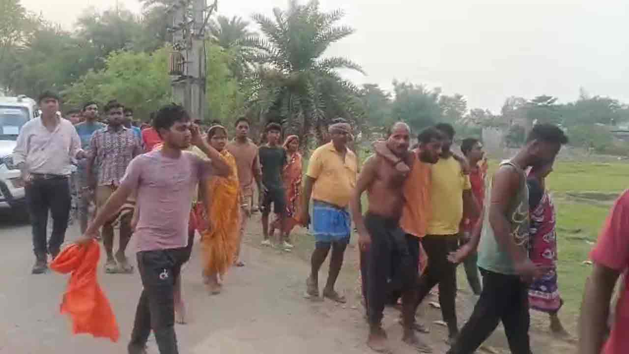 বীরভূমের সাঁইথিয়ায় তৃণমূল এবং বিজেপির মধ্যে উত্তেজনার পরের পরিস্থিতি।