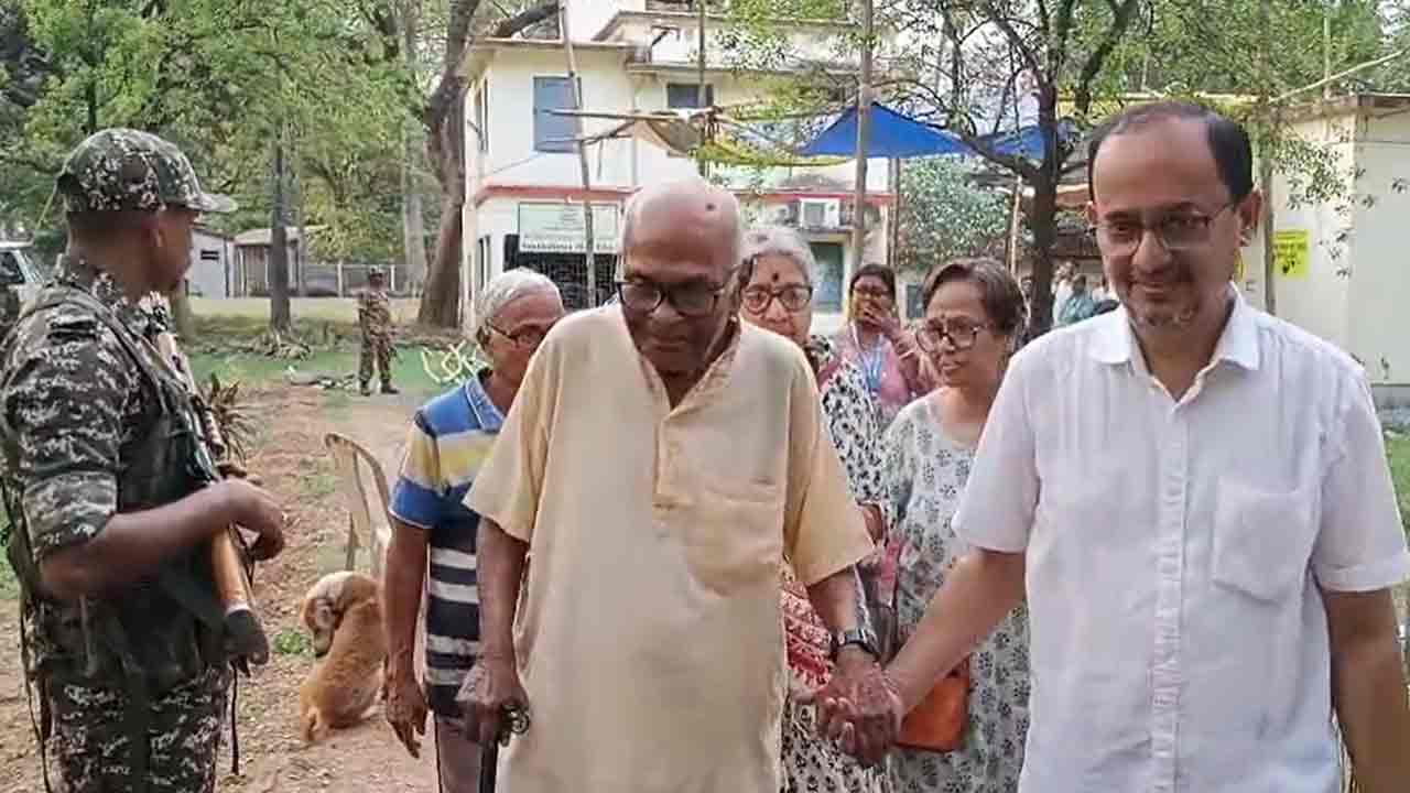 ভোট দিতে ঢুকছেন নন্দলাল বসুর নাতি সুপ্রবুদ্ধ সেন।