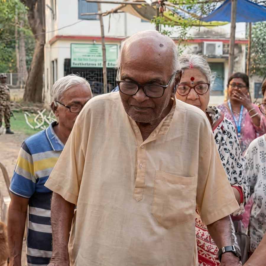 ভোট দিতে ঢুকছেন নন্দলাল বসুর নাতি সুপ্রবুদ্ধ সেন।