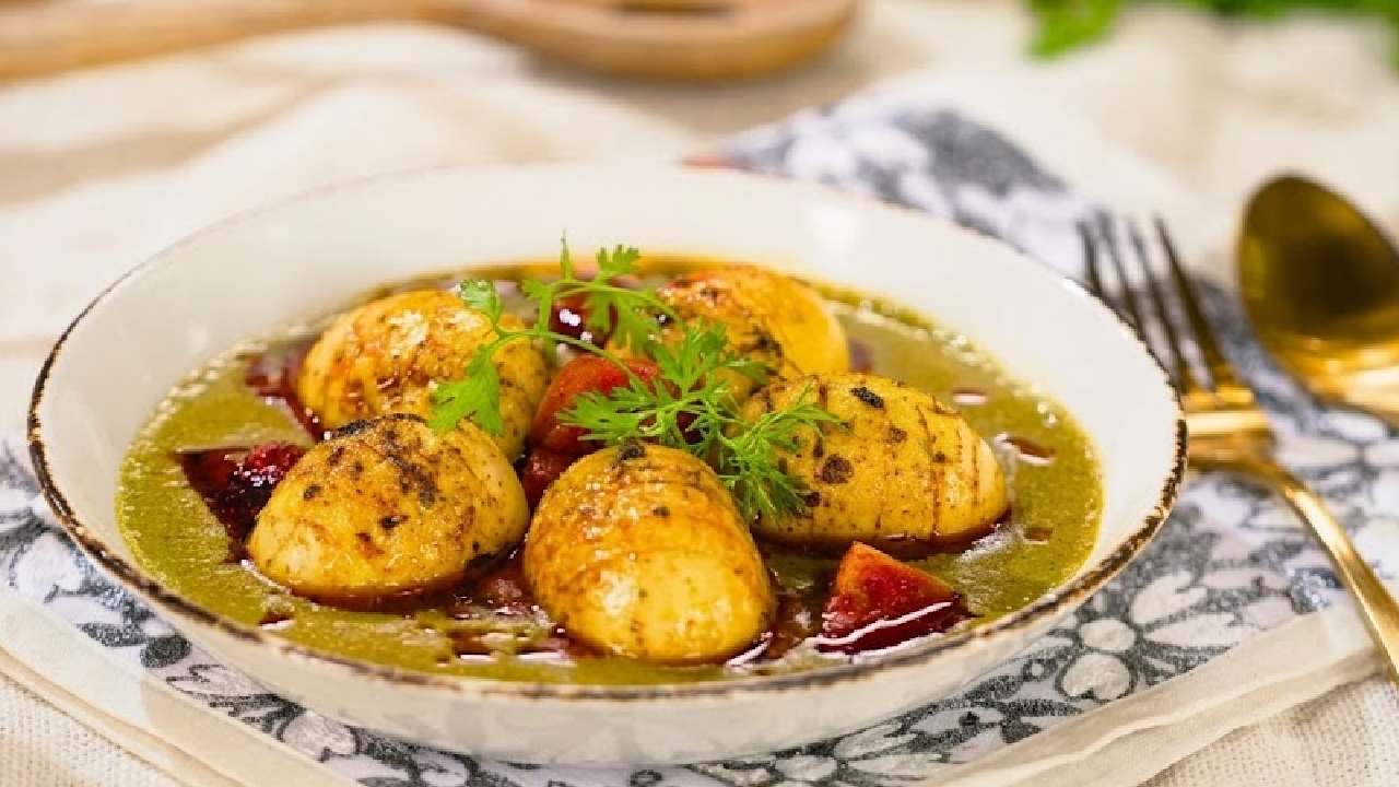 রুটি পরোটার সঙ্গে পরিবেশন করুন ডিমের আফগানি কোর্মা।