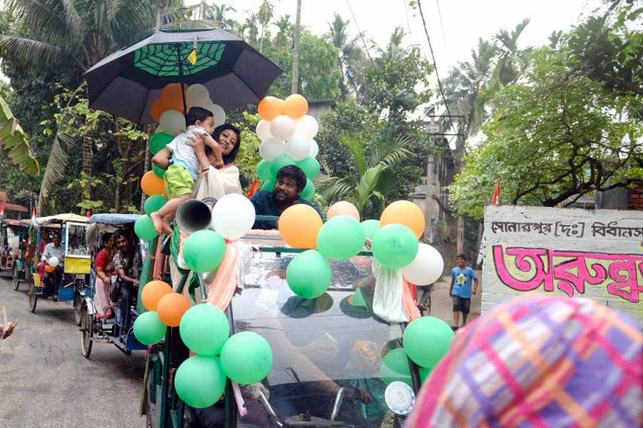 গরমের দাবদাহেই ভোটপ্রচারে ব্যস্ত বিধায়ক লাভলি মৈত্র। 