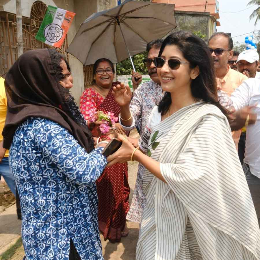 নির্বাচনের সময়টা পুরোই সোনারপুরে থাকছেন লাভলি। 