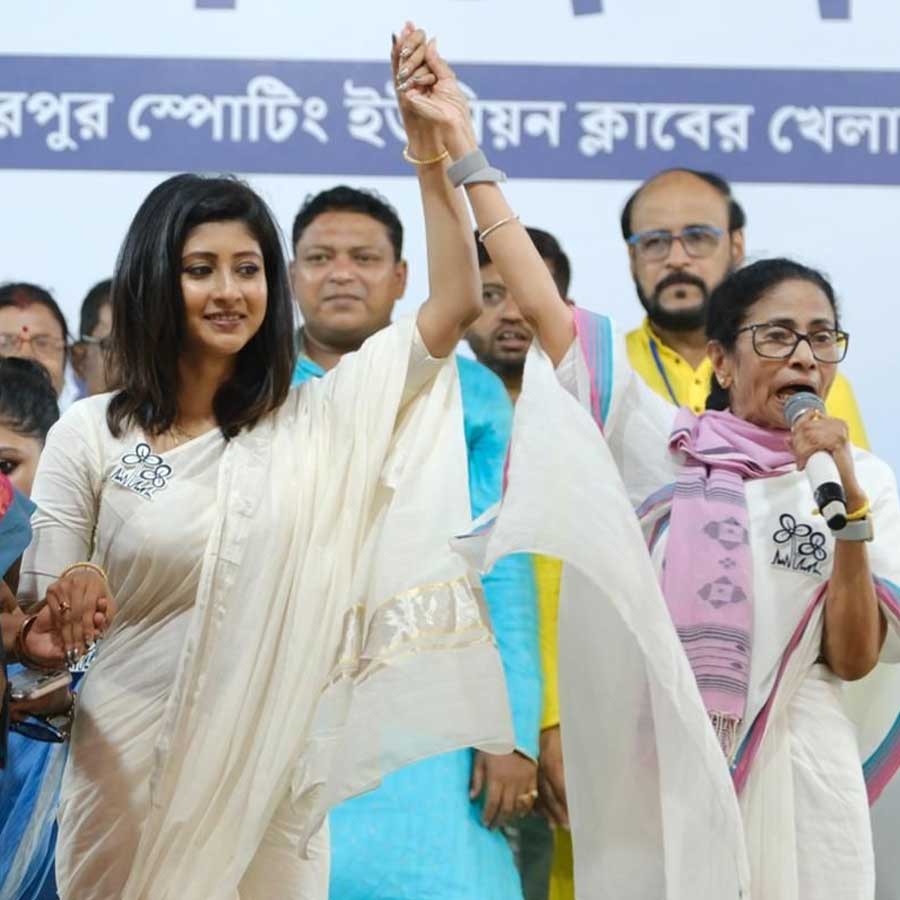 রাজনীতির প্রচারের ফাঁকে মেয়ে, সংসার কী ভাবে সামলাচ্ছেন লাভলি?